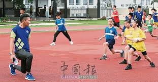 队友疯狂给他做掩护